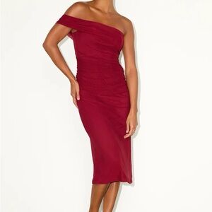 Lulu's One-Shoulder Ruched Midi Dress in Wine
